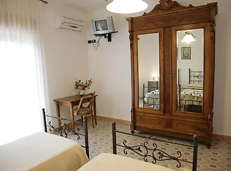Oda ve Kahvaltı La Porta Del Cilento 3*